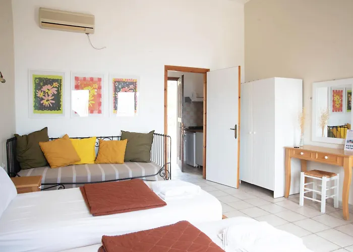 Apartahotel Three Brothers Mandrákion